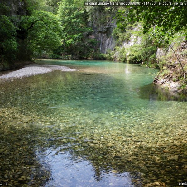 La Vis, rivière d'une longueur de 57,9 km, prend sa source dans le Parc national des Cévennes, près du col de l'Homme-Mort dans le département du Gard. Elle traverse notamment Alzon, où les eaux s'infiltrent au moulin de Larcy, puis son lit reste sec dans de profondes gorges entre le causse de Campestre puis le causse du Larzac et le causse de Blandas. Le village de Vissec est traversé par une rivière sèche. La rivière resurgit à la résurgence de la Foux où les eaux infiltrées sous le Larzac méridional, le causse de Campestre et le causse de Blandas viennent compléter celles qui se sont perdues à Alzon. La Vis traverse ensuite le cirque de Navacelles puis Saint-Laurent-le-Minier après avoir formé de nombreux méandres et se jette dans l'Hérault en amont de Ganges.